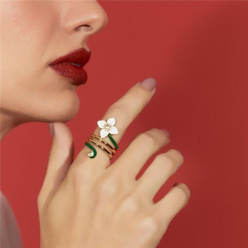 ANEL DE FLOR ESMALTADO COM CRISTAL E ZIRCÔNIA QUATRO VOLTAS