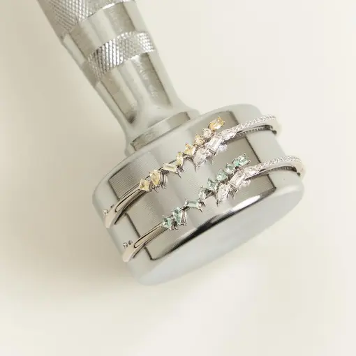 BRACELETE CURVO COM CRISTAIS E ZIRCÔNIAS PRATA RODINADA