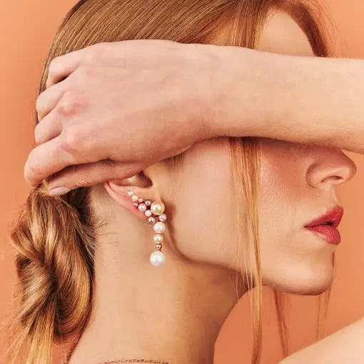 BRINCO EAR CUFF COM PÉROLAS SHELL EM PÊNDULO