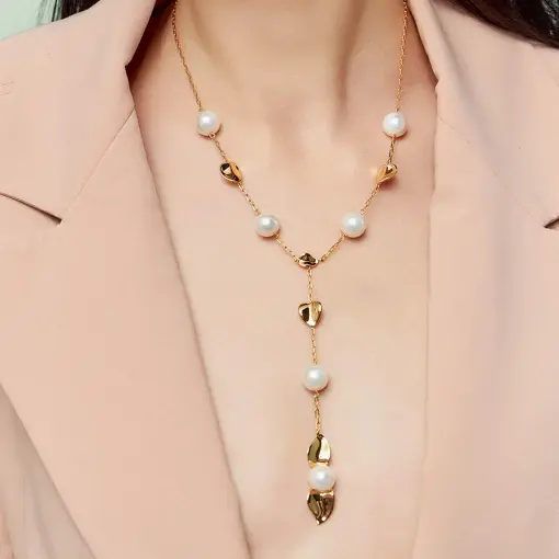 COLAR GRAVATA COM PÉROLAS SHELL E FOLHAS LISAS BANHADO A OURO