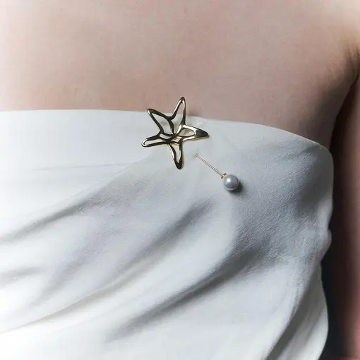 BROCHE DE ESTRELA DO MAR VAZADO COM PÉROLA