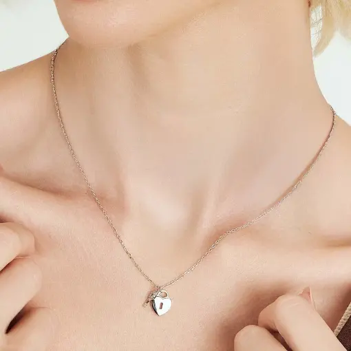 COLAR COM PINGENTES DE CADEADO EM CORAÇÃO E CHAVE PRATA RODINADA