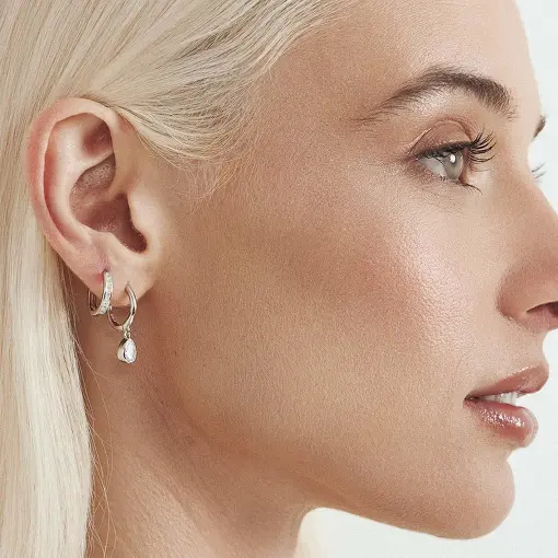 ARGOLA REDONDA COM CRISTAIS QUADRADOS PRATA RODINADA