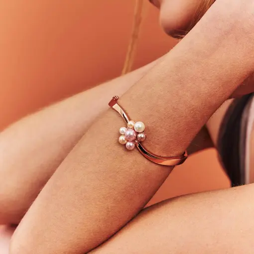 BRACELETE COM PÉROLAS SHELL E ZIRCÔNIAS BRANCAS BANHADO A OURO