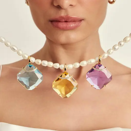 PINGENTE COM FECHO EM CRISTAL LOSANGO E ZIRCÔNIAS