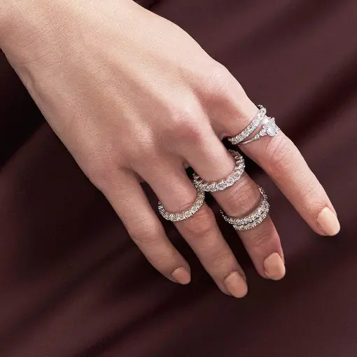 ANEL COM CRISTAIS REDONDOS PRATA RODINADA