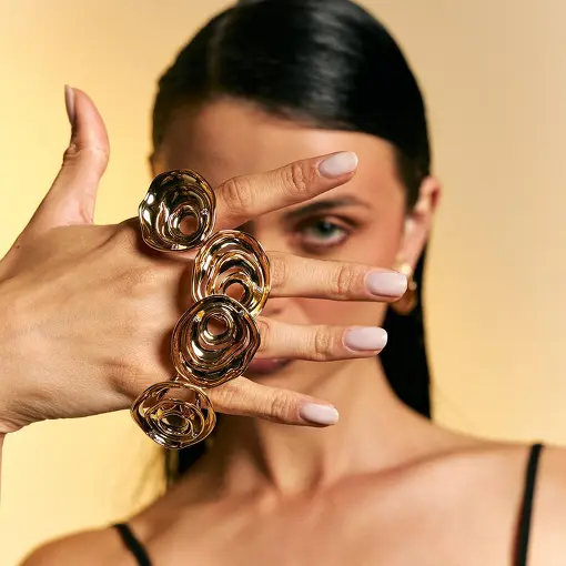 ANEL OVAL VAZADO COM CRISTAIS