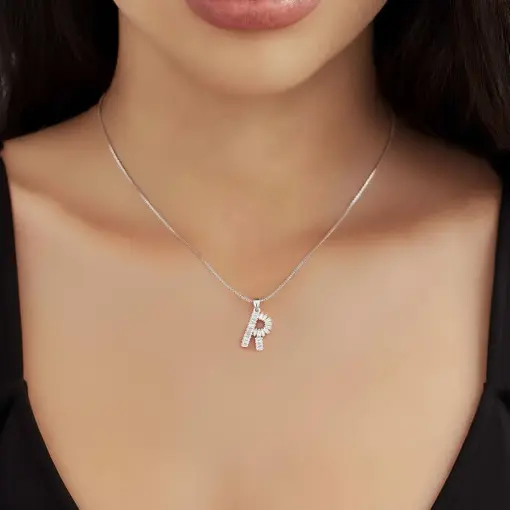 COLAR COM PINGENTE DE LETRA "R" EM CRISTAIS