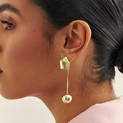 BRINCO PÊNDULO EAR JACKET TEXTURIZADO E COM ESFERA LISA