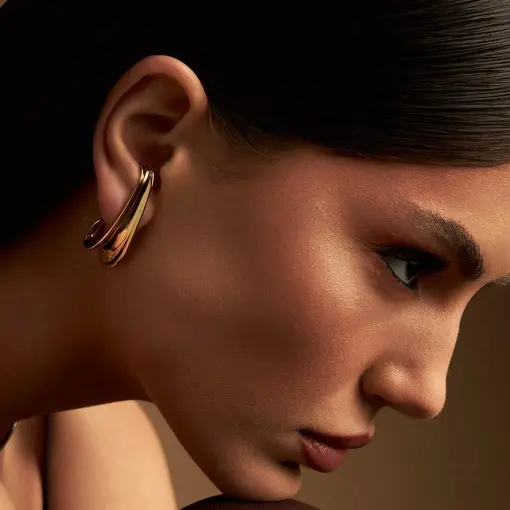 BRINCO EAR HOOK CURVO TRABALHADO E LISO