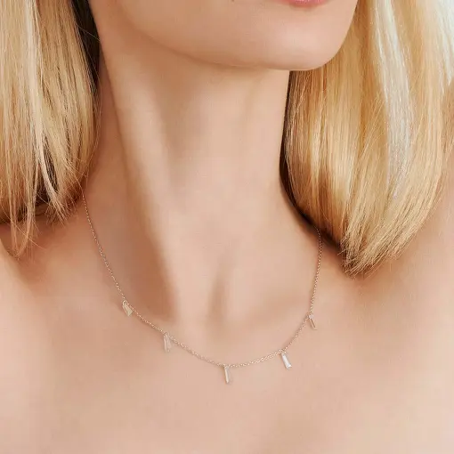 COLAR COM CRISTAIS BAGUETES DISPERSOS PRATA RODINADA