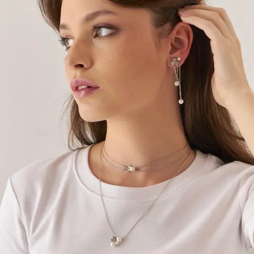 BRINCO EAR LINE DE FLOR E PÉROLAS BANHADO A RÓDIO