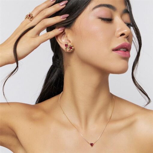 BRINCO EAR HOOK COM CORAÇÕES LISOS E CRISTAL RUBI BANHADO A OURO