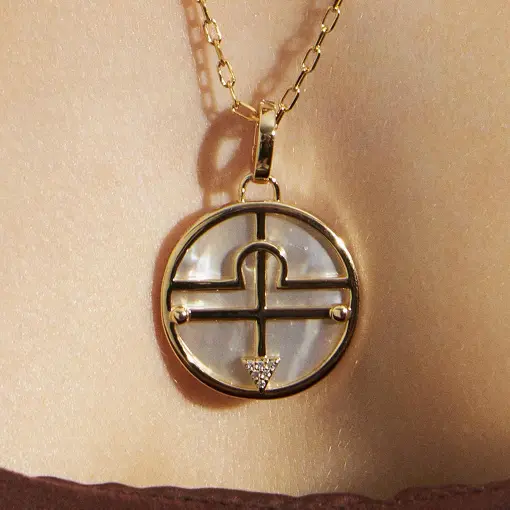 COLAR COM PINGENTE SIGNO LIBRA EM MADREPÉROLA E ZIRCÔNIA