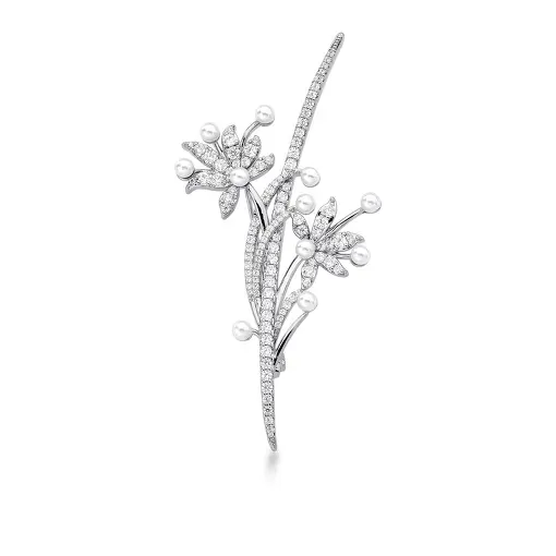BROCHE COM FLORES CRAVEJADO E PÉROLA BANHADO A RÓDIO