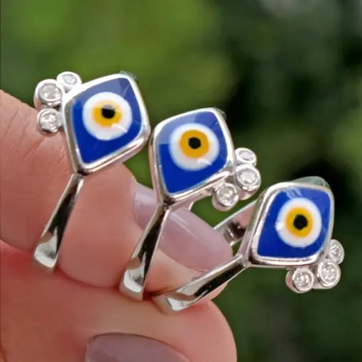 ANEL COM OLHO GREGO ESMALTADO AZUL ESCURO E COROA PRATA RODINADA