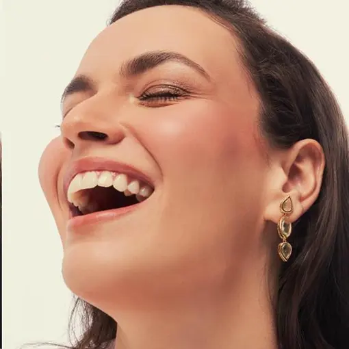 BRINCO PÊNDULO COM CRISTAIS GEOMÉTRICOS