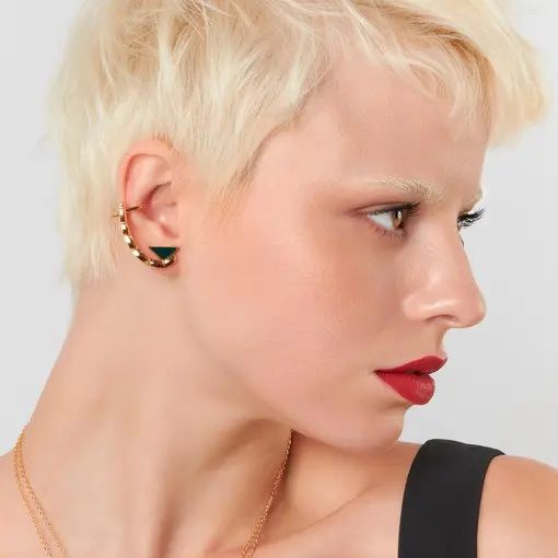 BRINCO EAR CUFF COM TRIANGULO ESMALTADO BANHADO A OURO