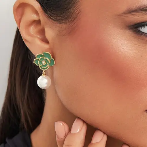 BRINCO DE FLOR ESMALTADO COM PÉROLA EM PÊNDULO