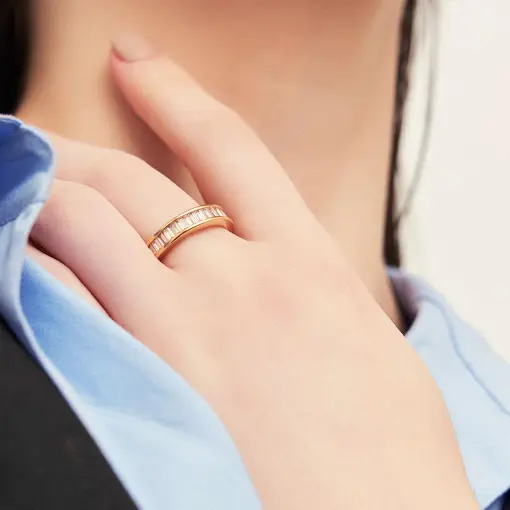 ANEL COM CRISTAIS BAGUETES