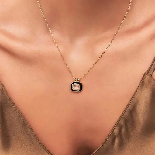 COLAR COM PINGENTE GEOMÉTRICO E ESMALTADO