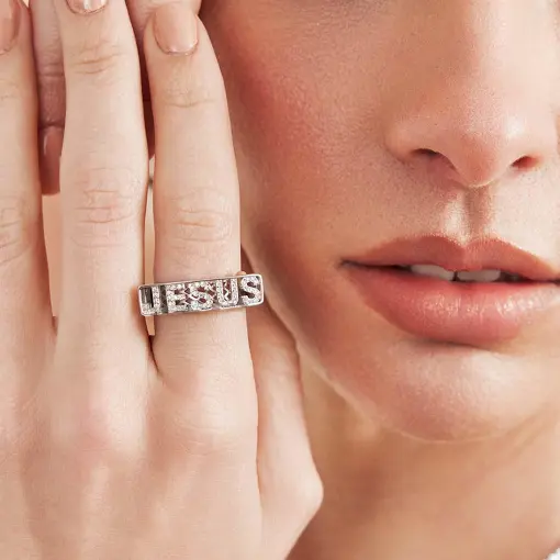 ANEL VAZADO COM ESCRITA JESUS E ZIRCÔNIAS PRATA RODINADA