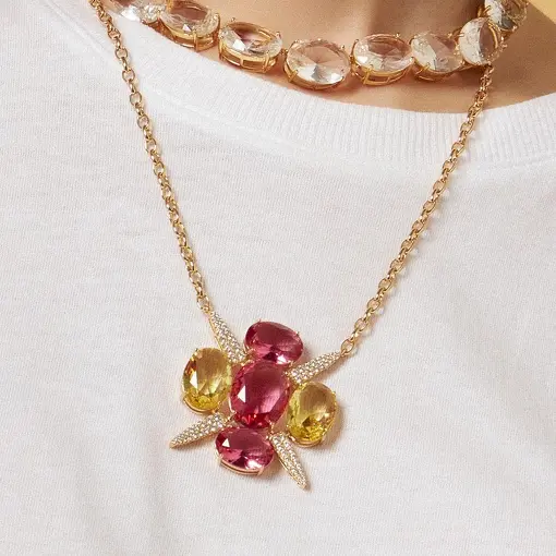 COLAR COM PINGENTE FLOR INCOLOR BANHADO A OURO