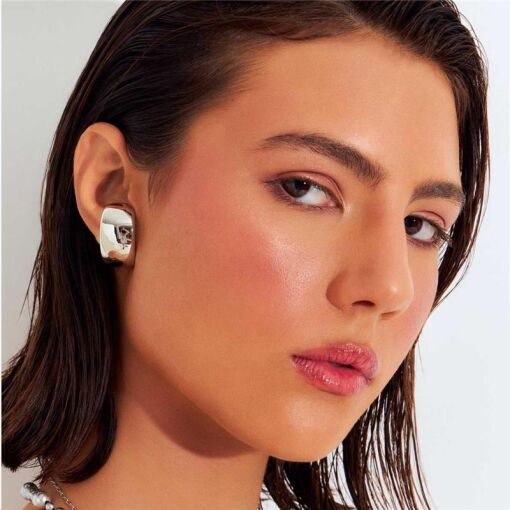 BRINCO EAR HOOK ABAULADO E CURVO BANHADO A RÓDIO