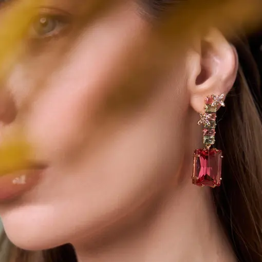 BRINCO PÊNDULO COM CRISTAIS RETANGULARES BANHADO A OURO