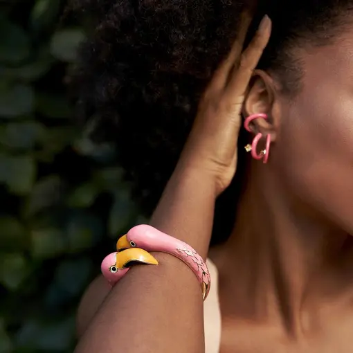 MEIA ARGOLA ESMALTADA NA COR HOT PINK BANHADA A OURO