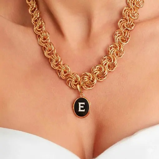 PINGENTE OVAL RELICÁRIO LETRA "E" COM ZIRCÔNIAS E FECHO