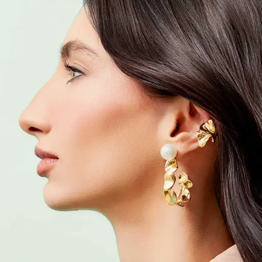 MEIA ARGOLA COM FOLHAS LISAS E PÉROLA SHELL BANHADA A OURO
