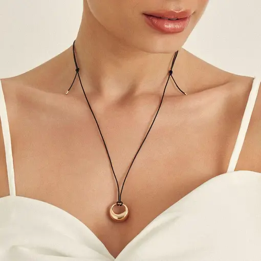 COLAR REGULÁVEL EM COURINO COM PINGENTE LISO E VAZADO