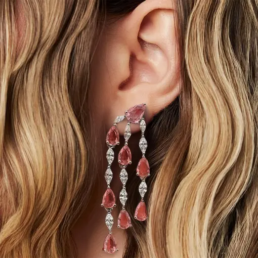 BRINCO PÊNDULO COM CRISTAIS DE GOTA E NAVETE