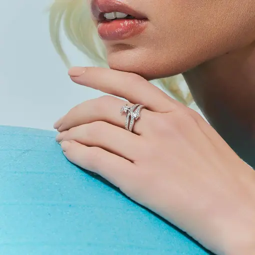 ANEL DE ESTRELA VAZADO COM ZIRCÔNIAS PRATA RODINADA