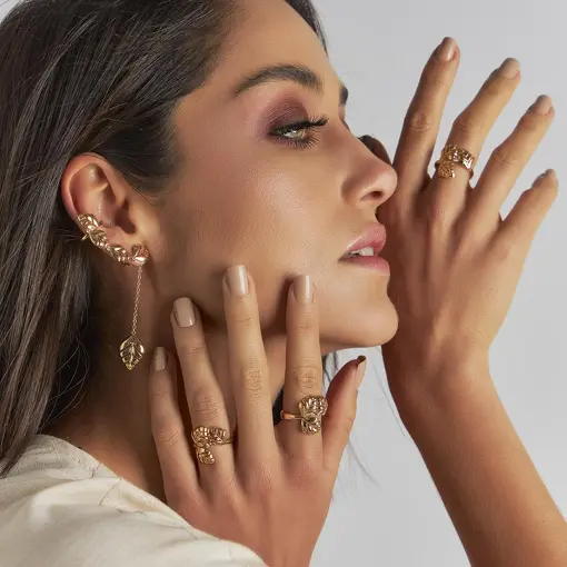 BRINCO EAR CUFF 2 EM 1 COM FOLHAS LISAS BANHADA A OURO