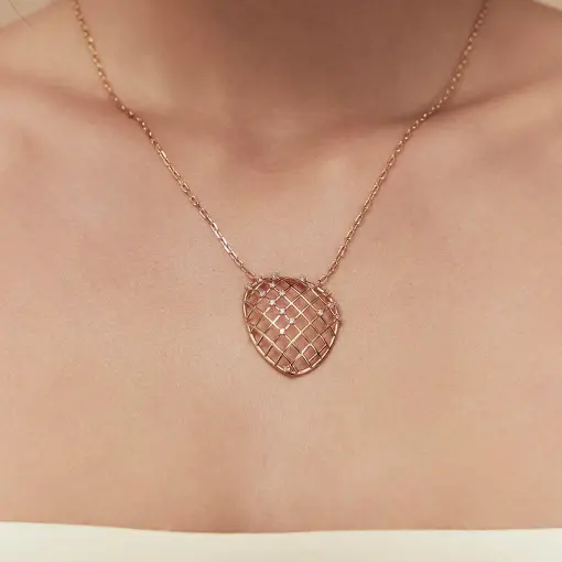 COLAR COM PINGENTE OVAL VAZADO E COM ZIRCÔNIAS