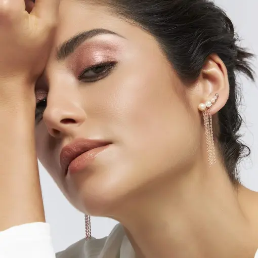 BRINCO EAR CUFF COM PÉROLAS SHELL E FRANJA BANHADO A OURO ROSÊ