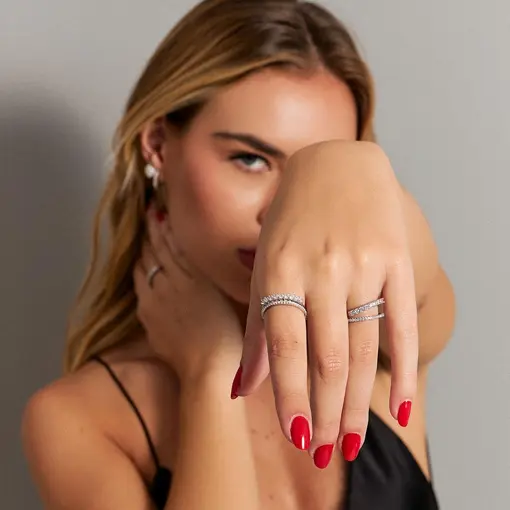 ANEL UMA FILEIRA COM ZIRCÔNIAS BRANCAS PRATA RODINADA