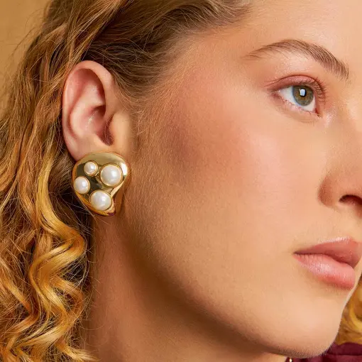 BRINCO CURVO COM PÉROLA SHELL BANHADO A OURO