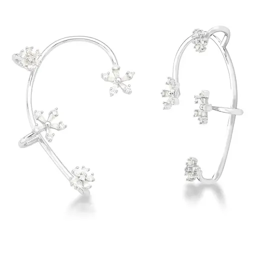 PIERCING DE ORELHA COM QUATRO FLORES BRANCAS BANHADO A RÓDIO