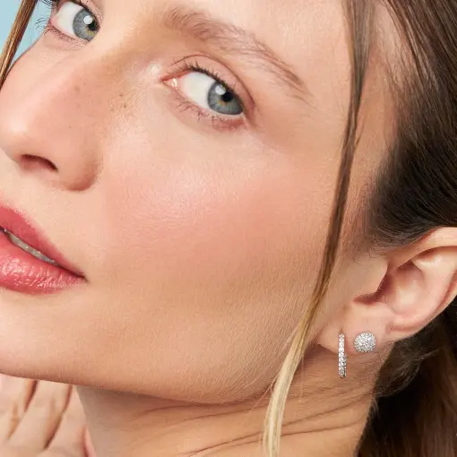 BRINCO MEIA ESFERA COM ZIRCÔNIAS PRATA RODINADA