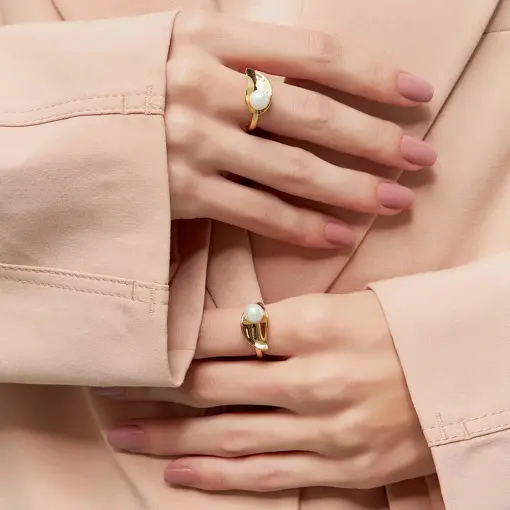 ANEL DE FOLHA LISA E PÉROLA SHELL BANHADO A OURO