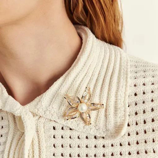 BROCHE DE FLOR VAZADA COM CRISTAIS PÉROLA E ZIRCÔNIAS