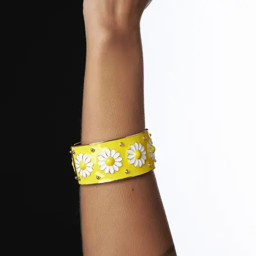 BRACELETE COM FLORES ESMALTADO AMARELO E BRANCO BANHADO A OURO