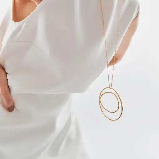 COLAR COM PINGENTE OVAL VAZADO BANHADO A OURO