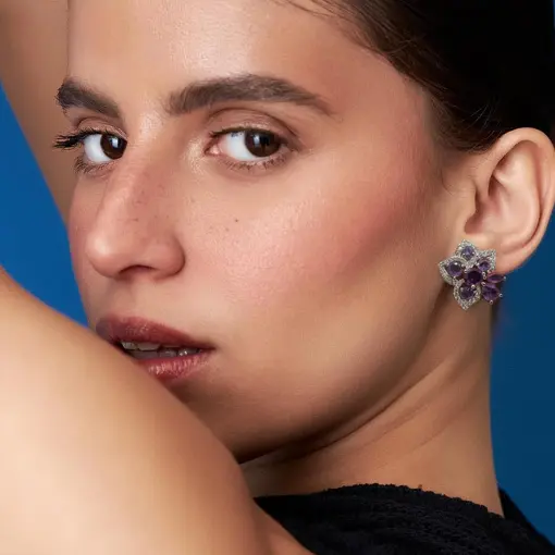 BRINCO DE FLOR VAZADO COM CRISTAIS E ZIRCÔNIAS