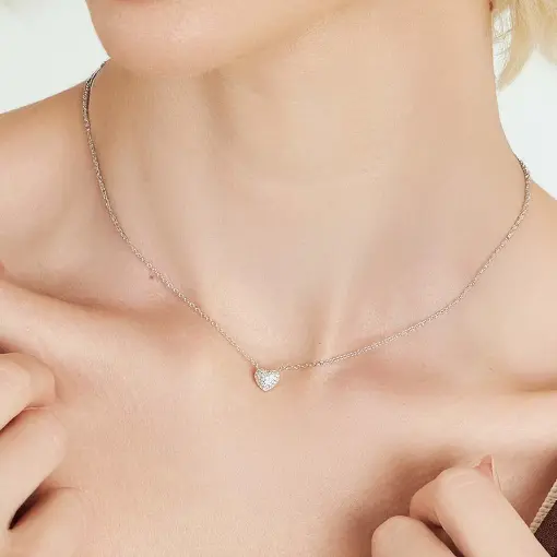 COLAR COM PINGENTE DE CORAÇÃO EM ZIRCÔNIAS PRATA RODINADA
