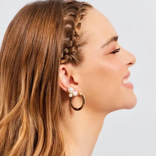 BRINCO COM TRÊS PÉROLAS SHELL E ZIRCÔNIAS