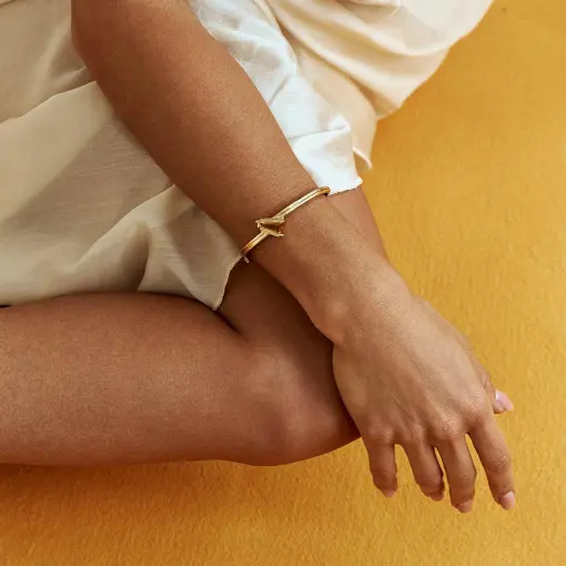 BRACELETE CURVO TRABALHADO COM CRISTAL RETANGULAR